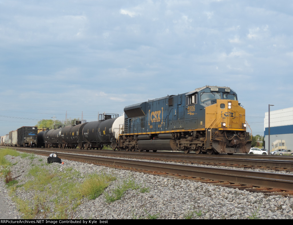 CSX 8906 on M364